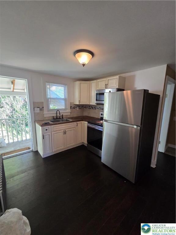 219 E Main St unit 2, Pen Argyl, PA 18072 - photo 2