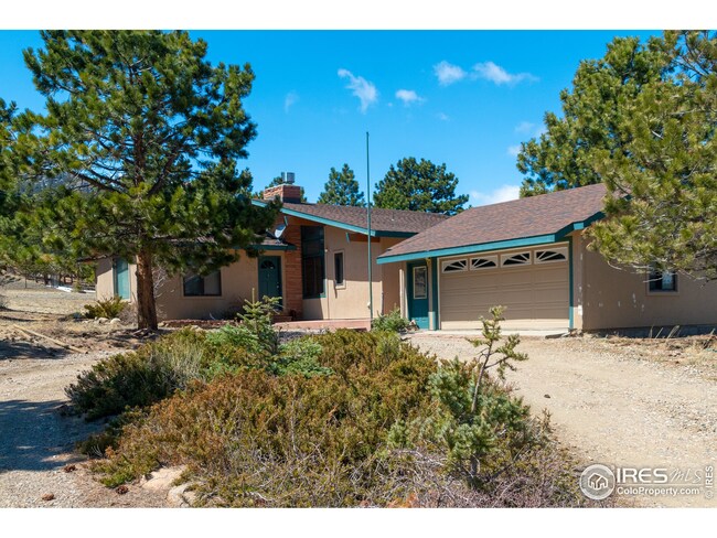 Inconspicuous gem in private location with amazing views!