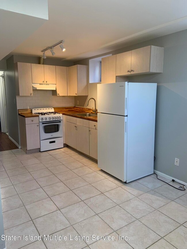 125 Hurlbert St unit 2, Staten Island, NY 10305 - photo 2