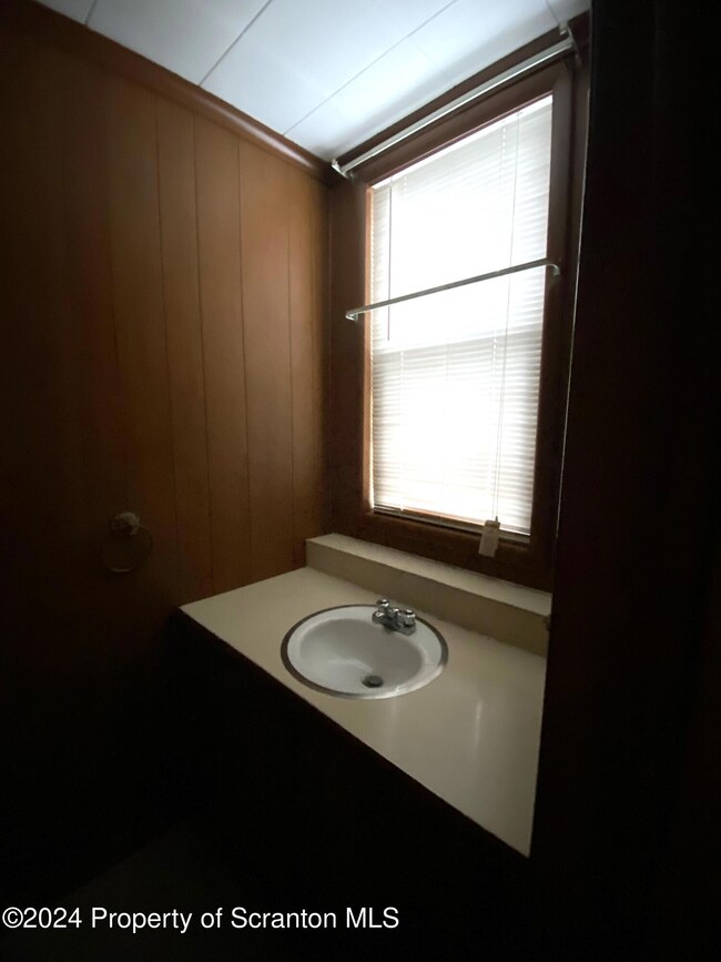 718 Maple St, Scranton, PA 18505 - photo 6