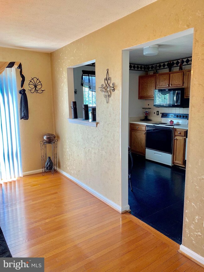 2728 Sweetwater Ct, District Heights, MD 20747 - photo 7