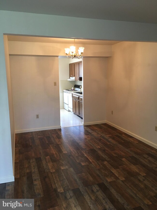 952 E Maple St unit B, Palmyra, PA 17078 - photo 2