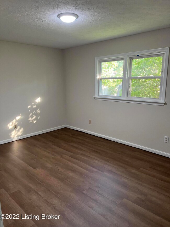 8411 Cloverport Dr, Louisville, KY 40228 - photo 5