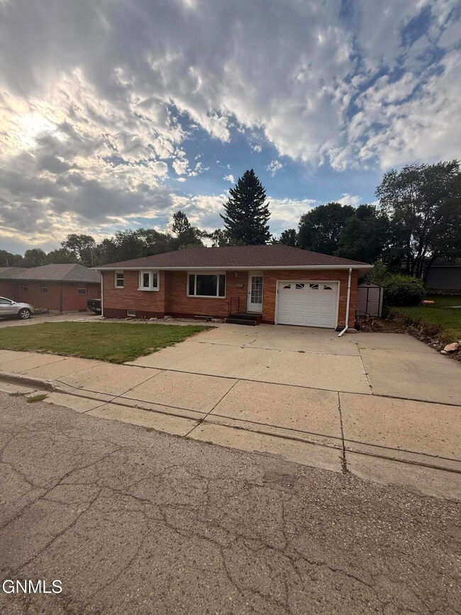 1105 6th St NW, Mandan, ND 58554 - photo 2