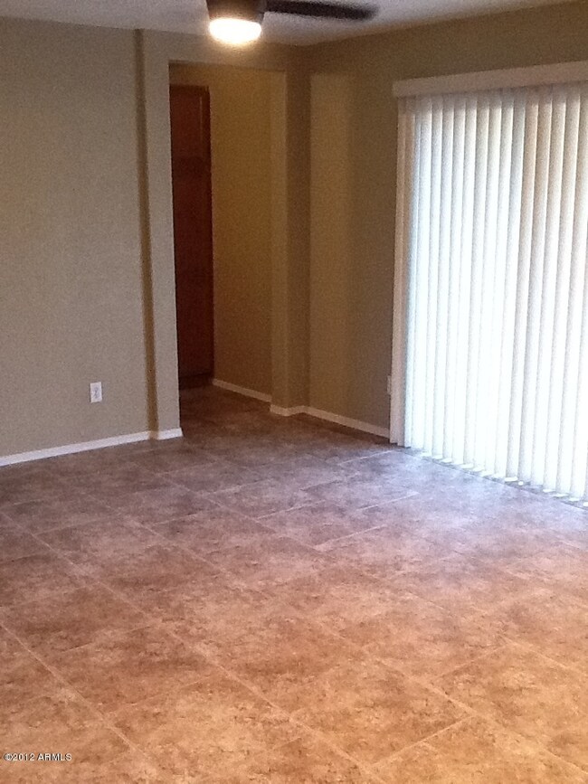 large kitchen w/ walk in pantry