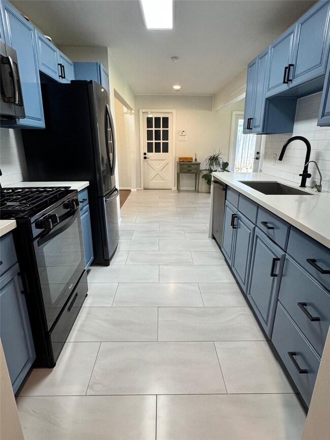 8538 Forum Dr, Houston, TX 77055 - photo 5