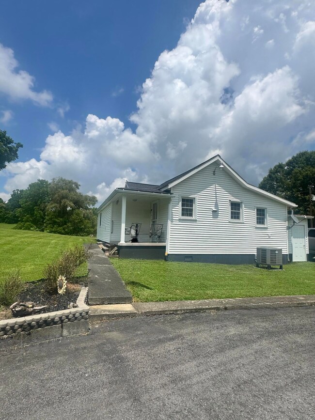 111 Gatewood Ln unit 111, Summersville, WV 26651 - photo 2