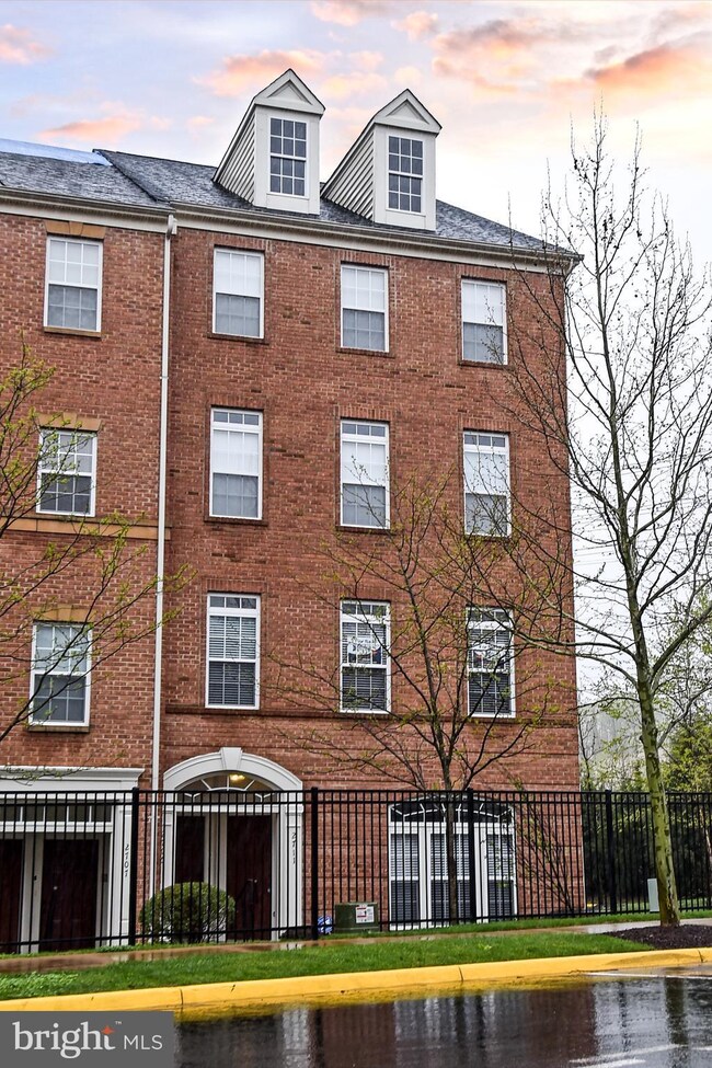 2711 Sheffield Hill Way, Woodbridge, VA 22191 - photo 3