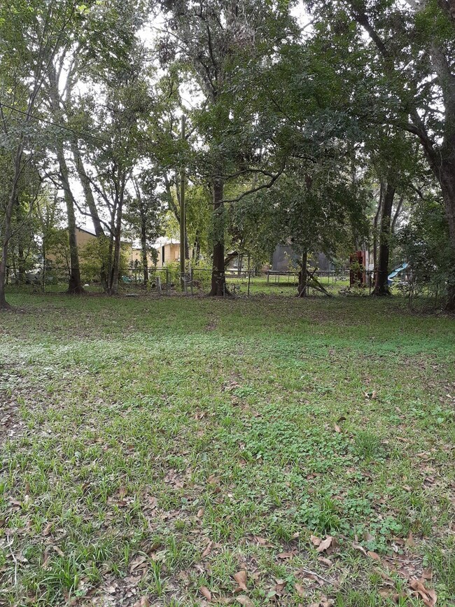 2010 Merlin St, Bay City, TX 77414 - photo 5