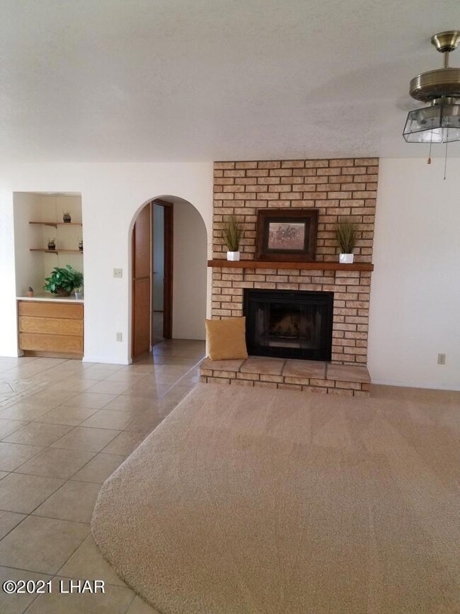 625 Meadows living room