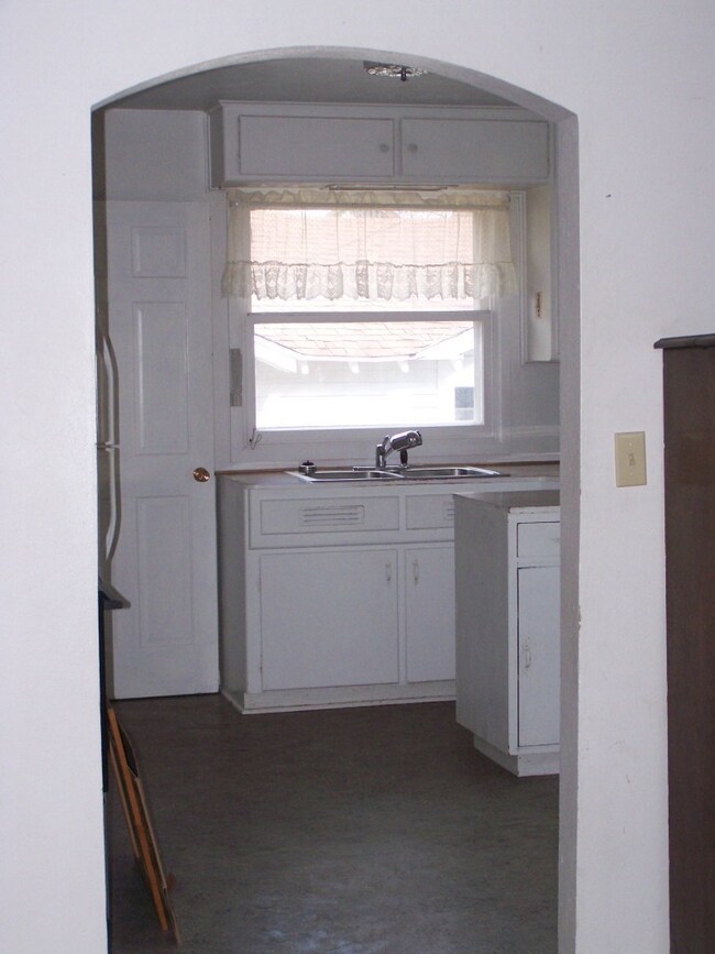 entryway into kitchen