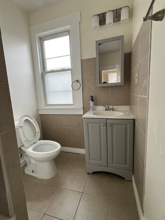 109 Elizabeth St unit 2, Bridgeport, CT 06610 - photo 4