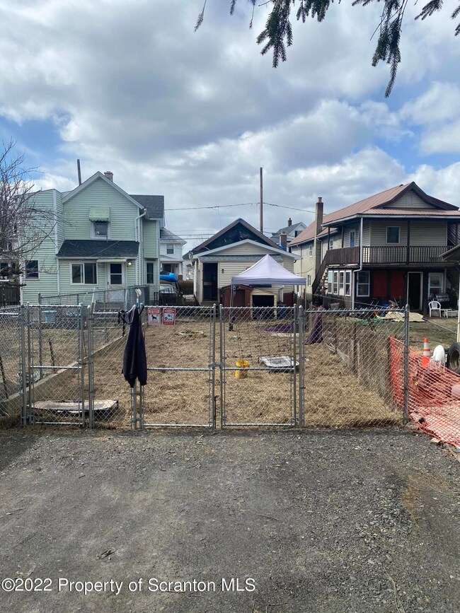 612 1/2 Cypress St, Throop, PA 18512 - photo 6