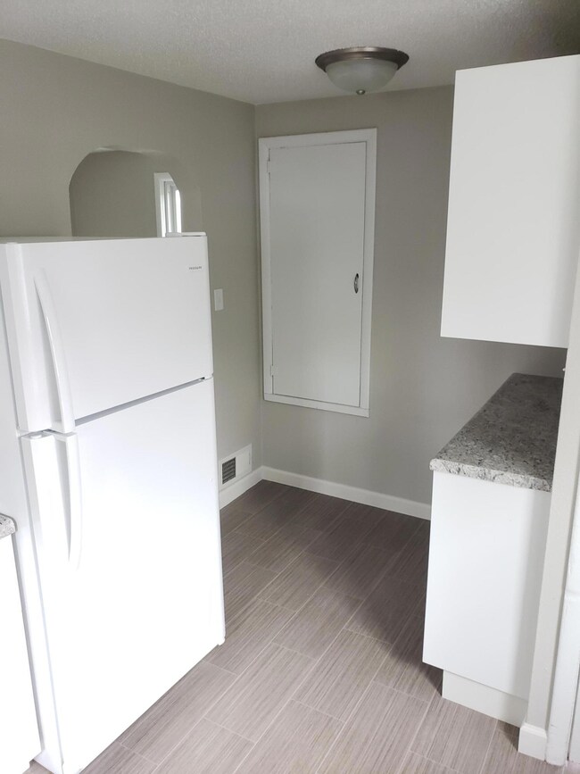 814 4th Ave NW, Jamestown, ND 58401 - photo 4