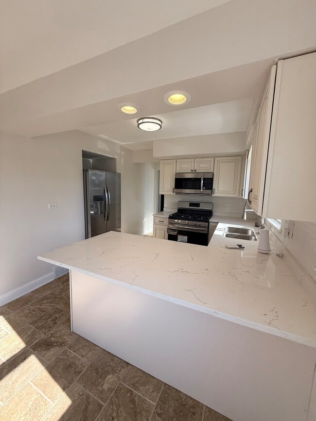 8958 S Oglesby Ave, Chicago, IL 60617 - photo 5