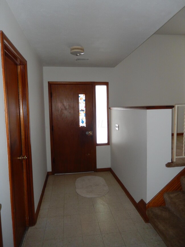 5700 Satinwood Dr, Columbus, OH 43229 - photo 2