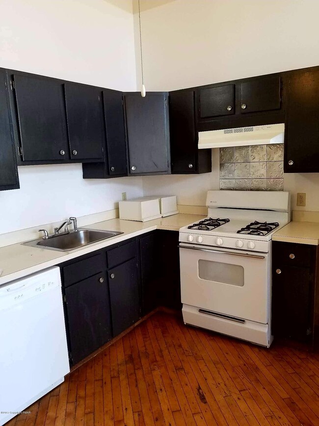 633 Mckinley St unit 204, Hazleton, PA 18201 - photo 2