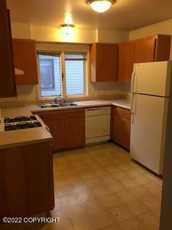 1509 W 45th Ave unit 4, Anchorage, AK 99503 - photo 2
