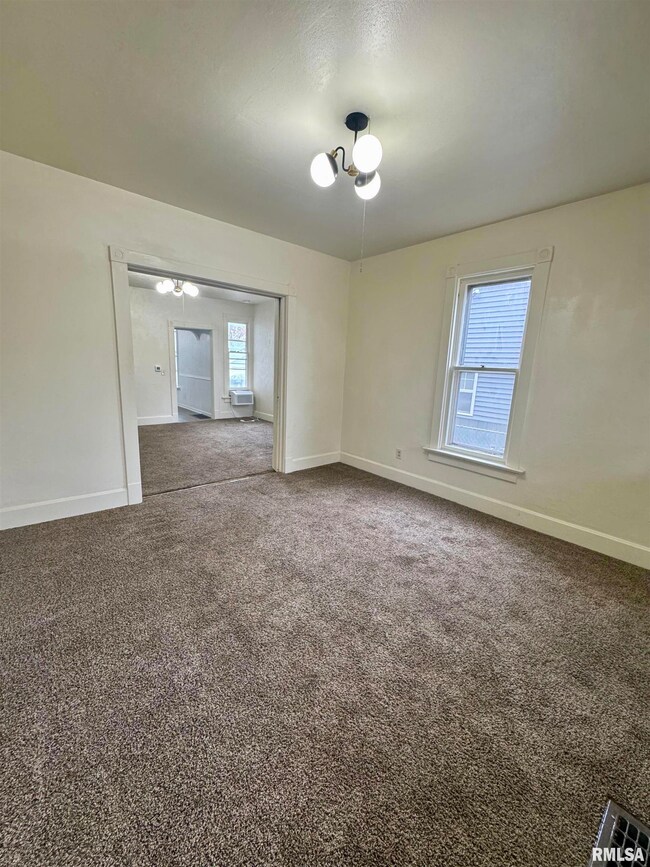 2325 Mckinley Ave, Davenport, IA 52802 - photo 3