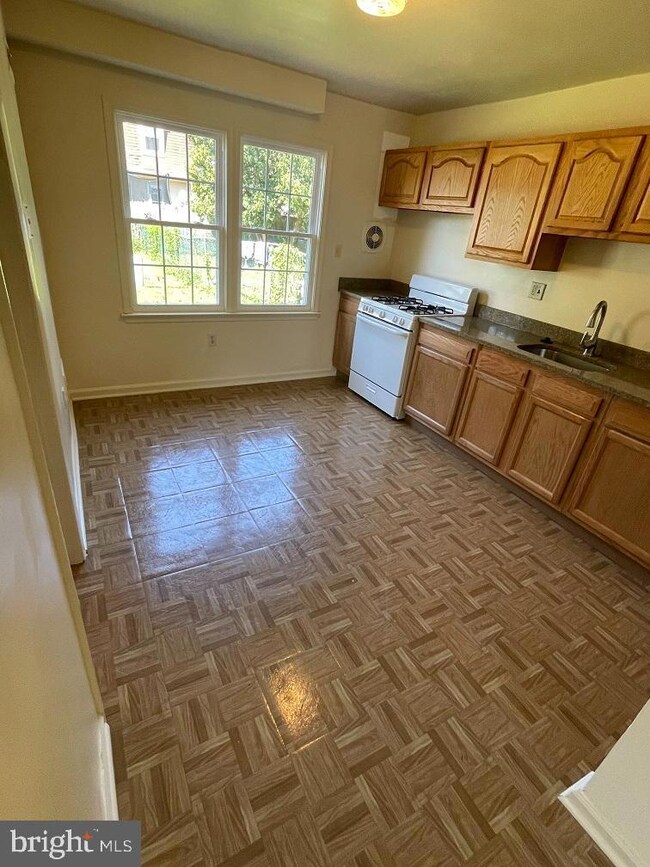 8508 Pioneer Dr, Severn, MD 21144 - photo 6