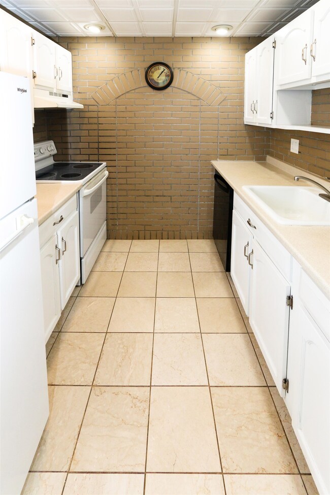 105G Capitol Hill Dr unit 105G, Londonderry, NH 03053 - photo 3