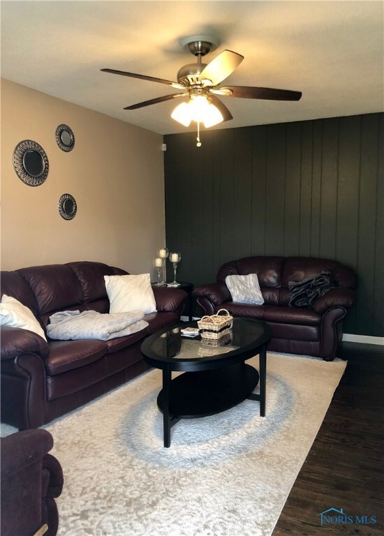 Living room w/hardwood floors