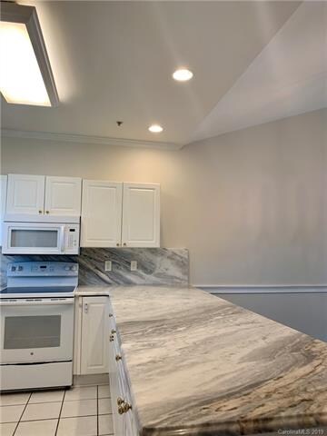 Gorgeous quartz coutertops.