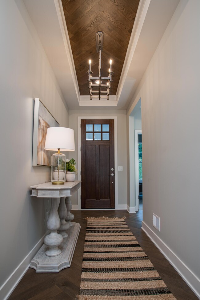 09 25 _Spec_Front entryway