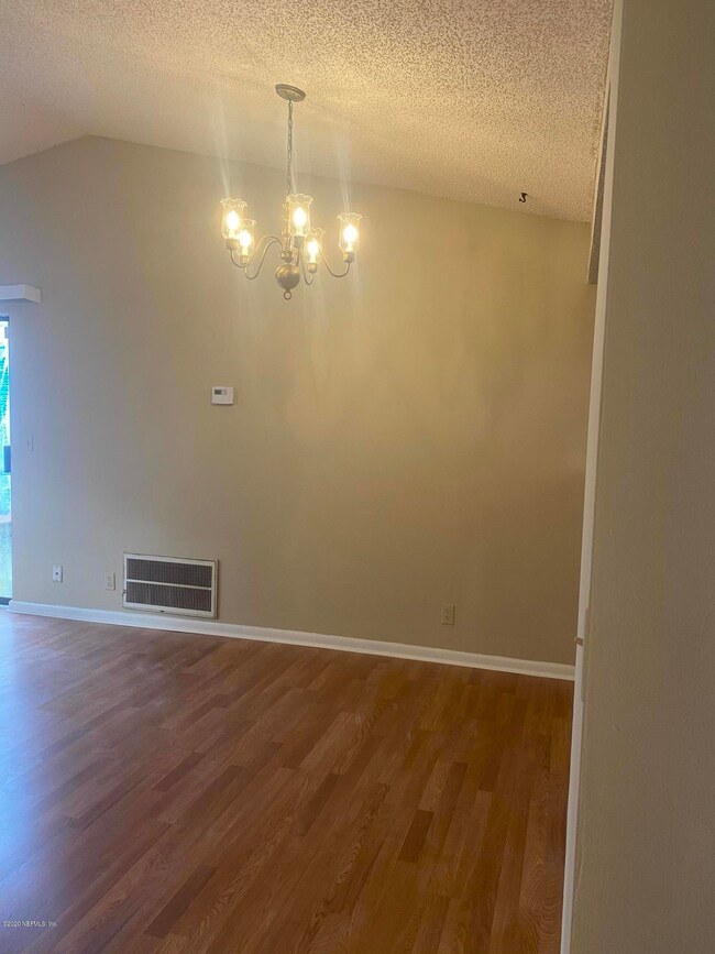 10706 Meadowlea Dr, Jacksonville, FL 32218 - photo 4