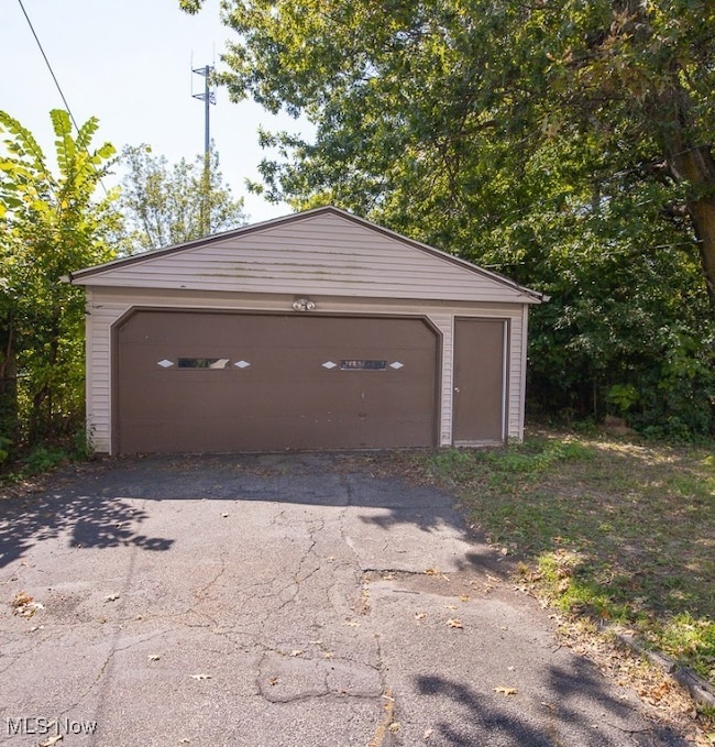 3954 Ardmore Rd, Cleveland, OH 44121 - photo 4