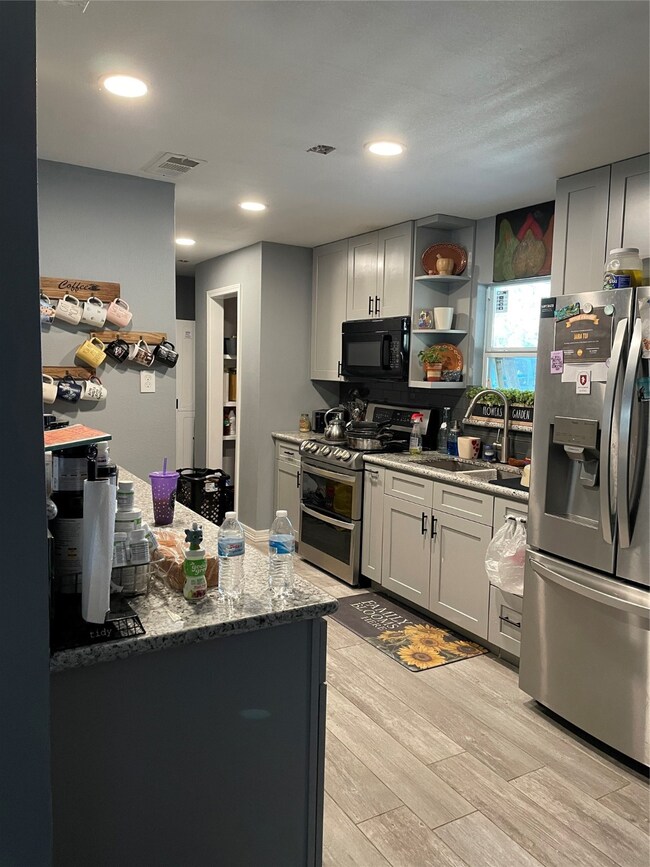 214 Hohldale St, Houston, TX 77022 - photo 4