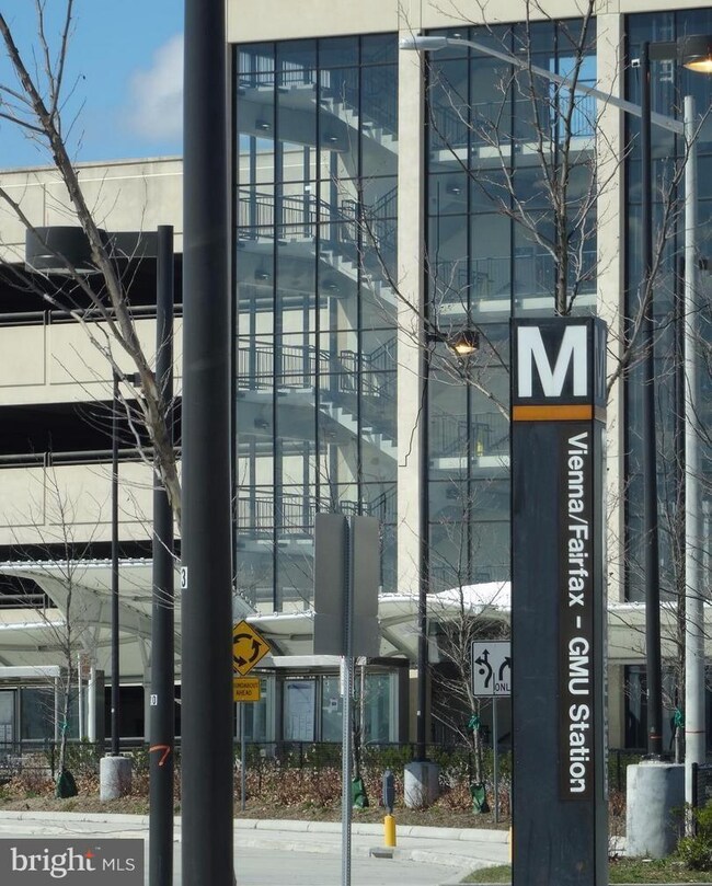 9602 Blake Ln, Fairfax, VA 22031 - photo 2