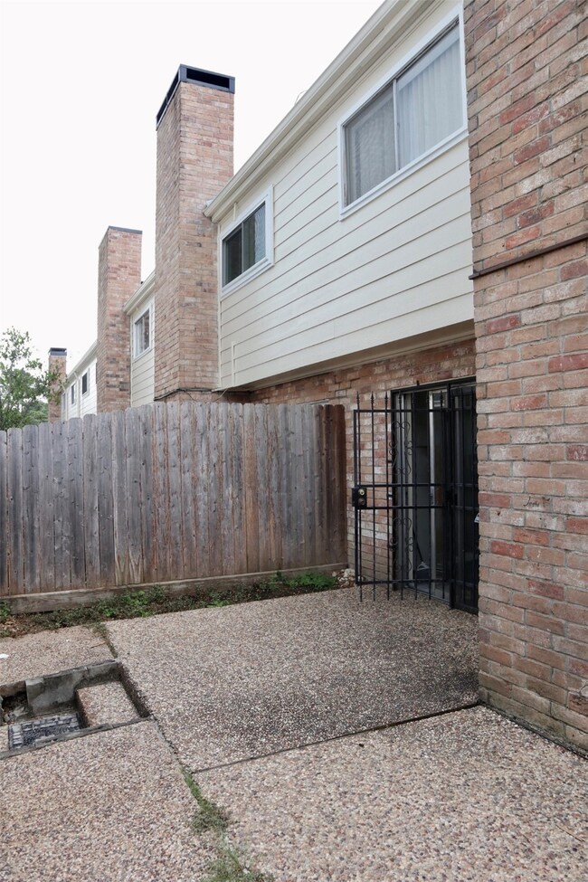 10252 Briar Forest Dr unit 236, Houston, TX 77042 - photo 4