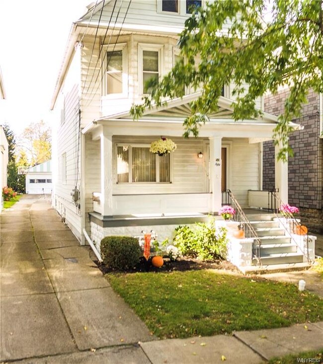 Beautiful and relaxing front porch. Also notice yo