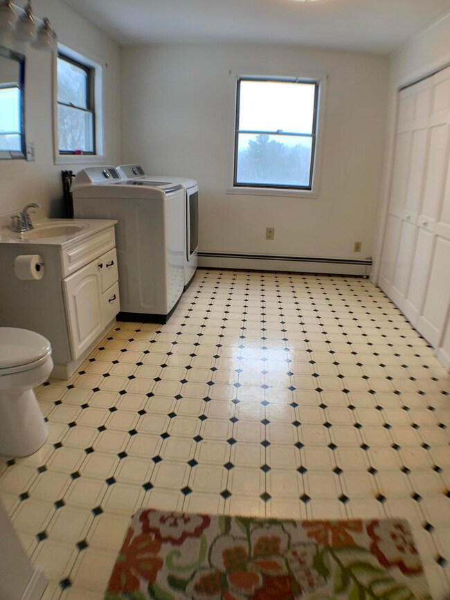 007 Upstairs Bathroom