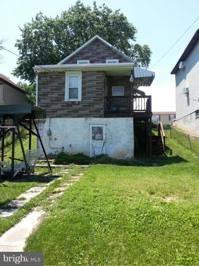 324 S Mont Valla Ave, Hagerstown, MD 21740 - photo 2