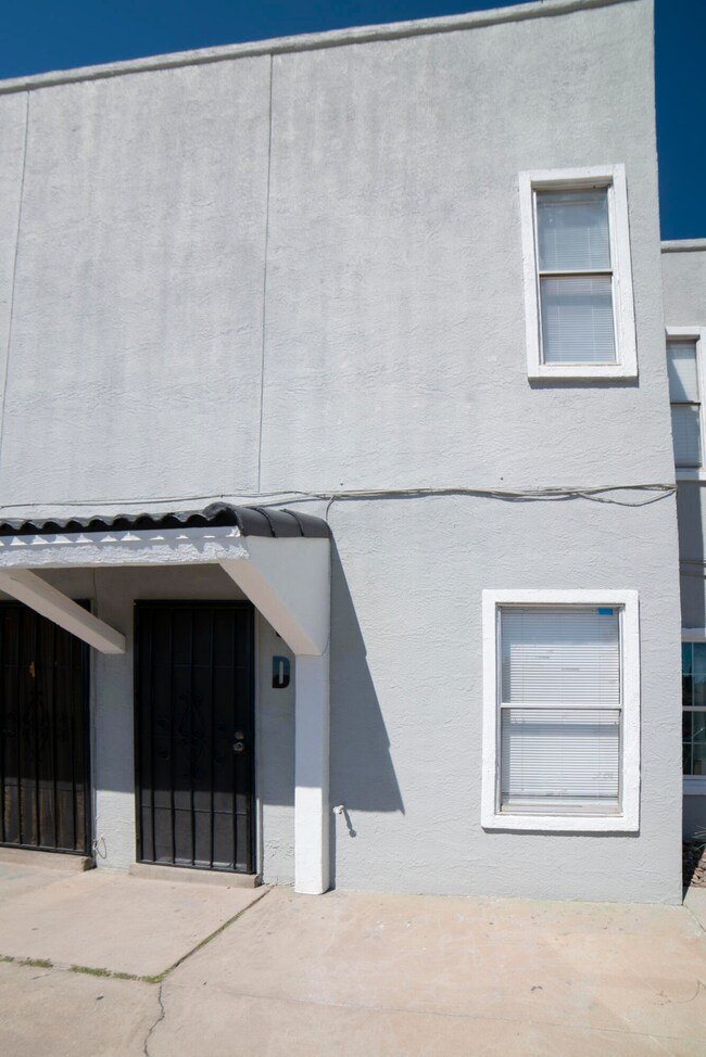 10715 Forest Ridge Ln, El Paso, TX 79935 - photo 2