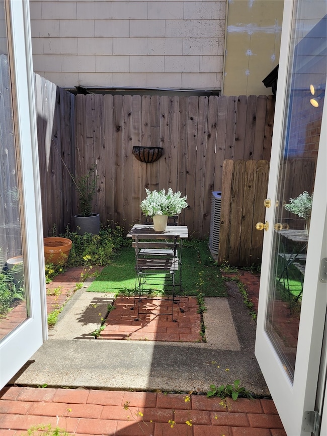 1426 Marshall St, Houston, TX 77006 - photo 4