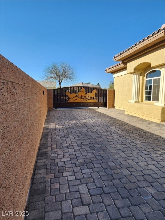 Side electric gate with keypad