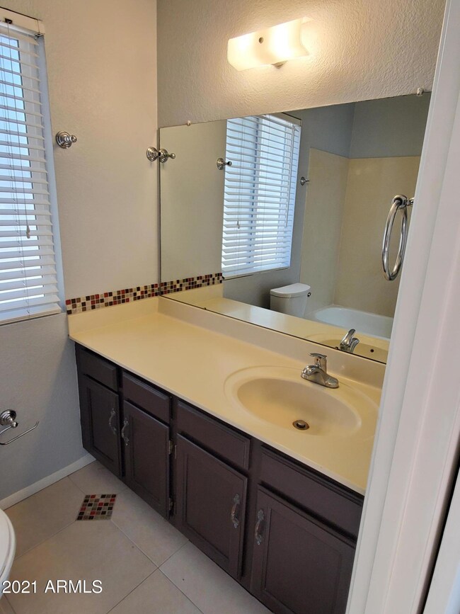 05 - Main Bath1