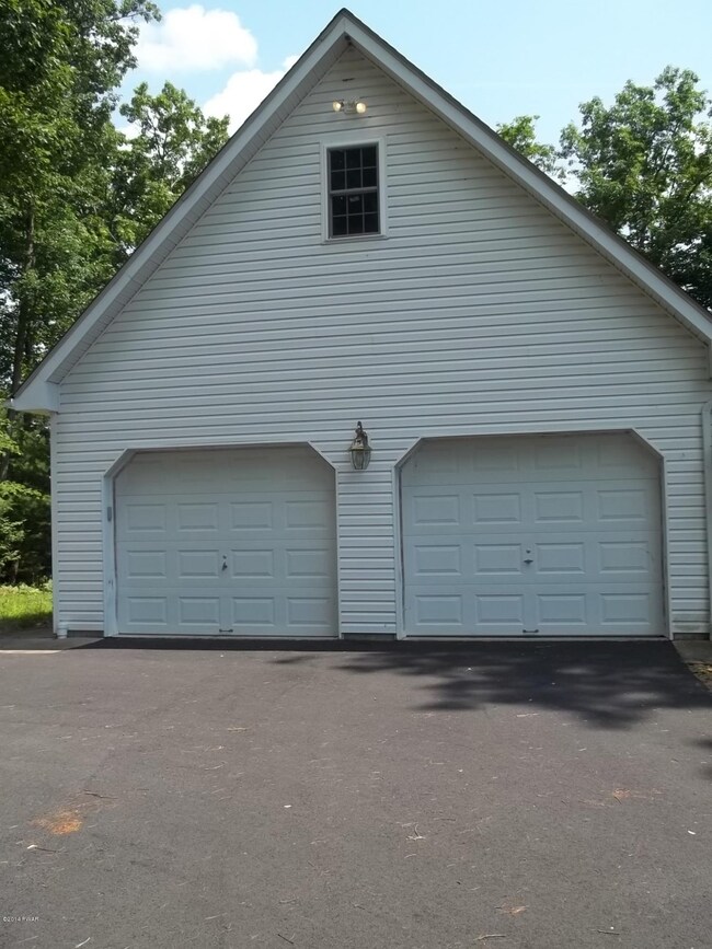 109 Delaware Crest Dr, Dingmans Ferry, PA 18328 - photo 2