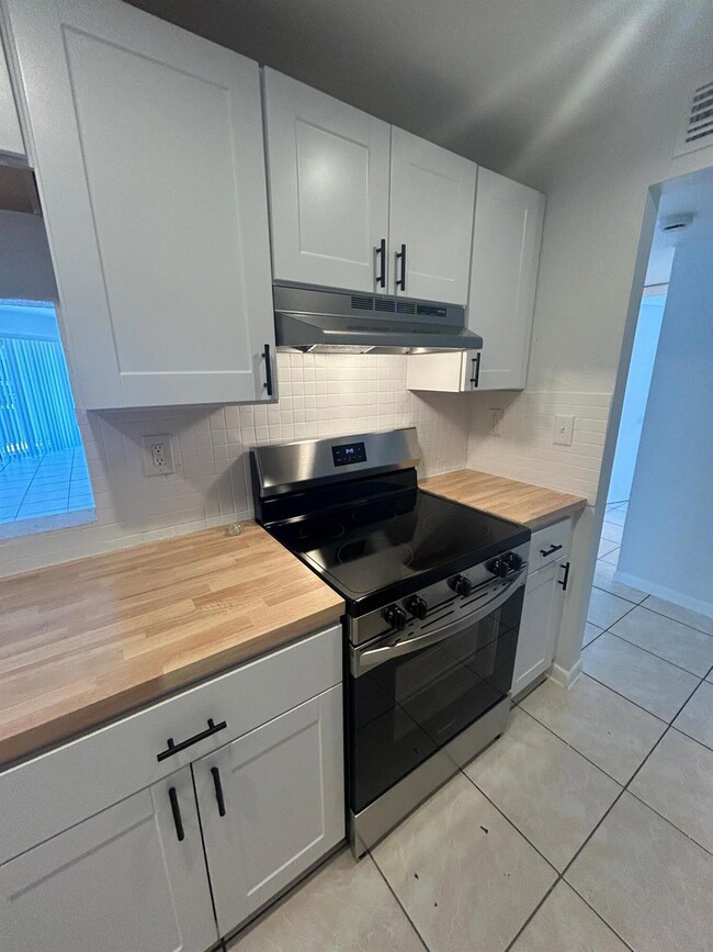 Presidential Golfview unit 2110, West Palm Beach, FL 33401 - photo 7