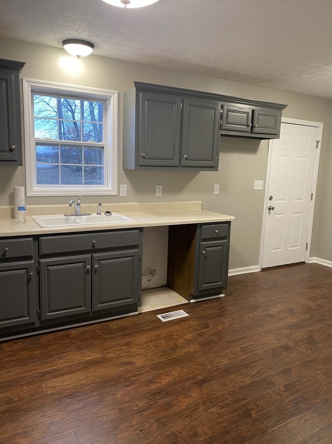 378 Holder Ln, Mc Minnville, TN 37110 - photo 6