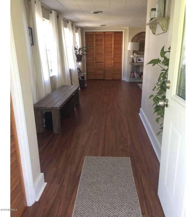 233 Foyer