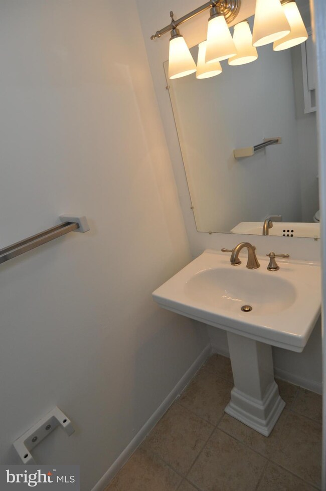 6929 Cipriano Woods Ct, Lanham, MD 20706 - photo 4