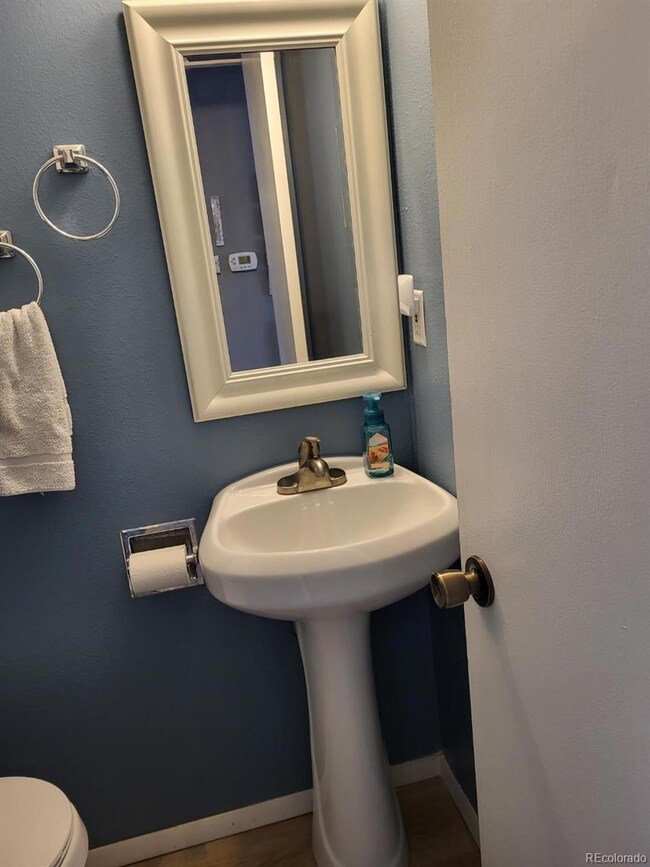 CUTE PEDESTAL SINK
