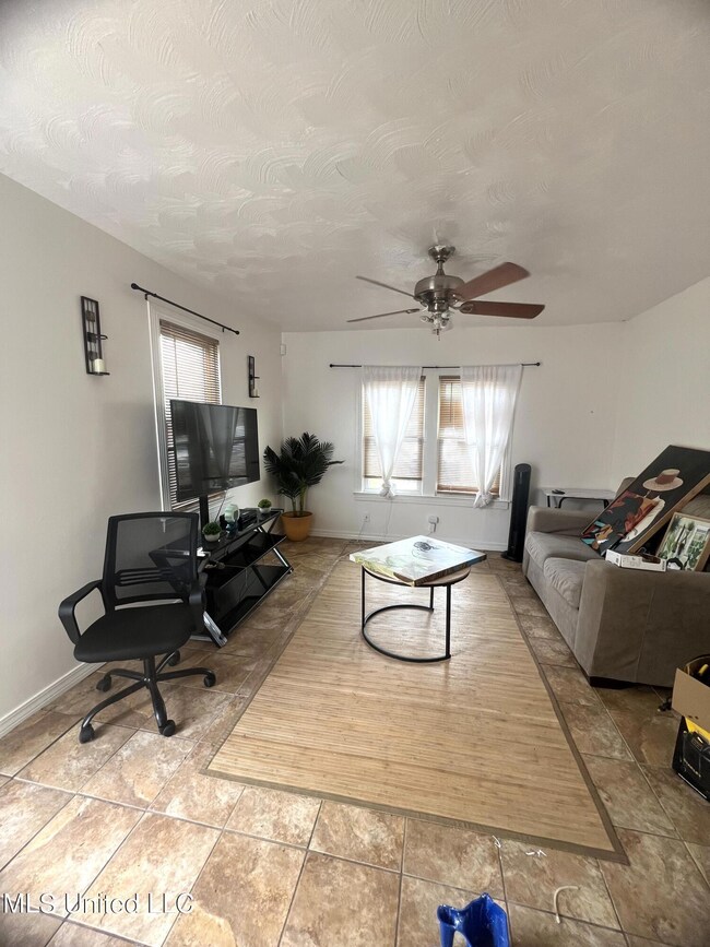 16232 Crestview A Living