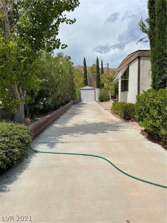 Driveway-Single Car Garage-You can enter and exit