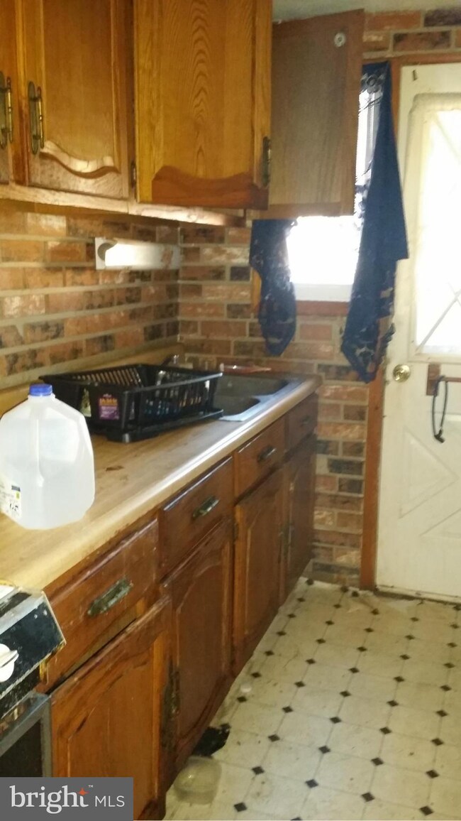 1046 Foxwood Ln, Essex, MD 21221 - photo 5