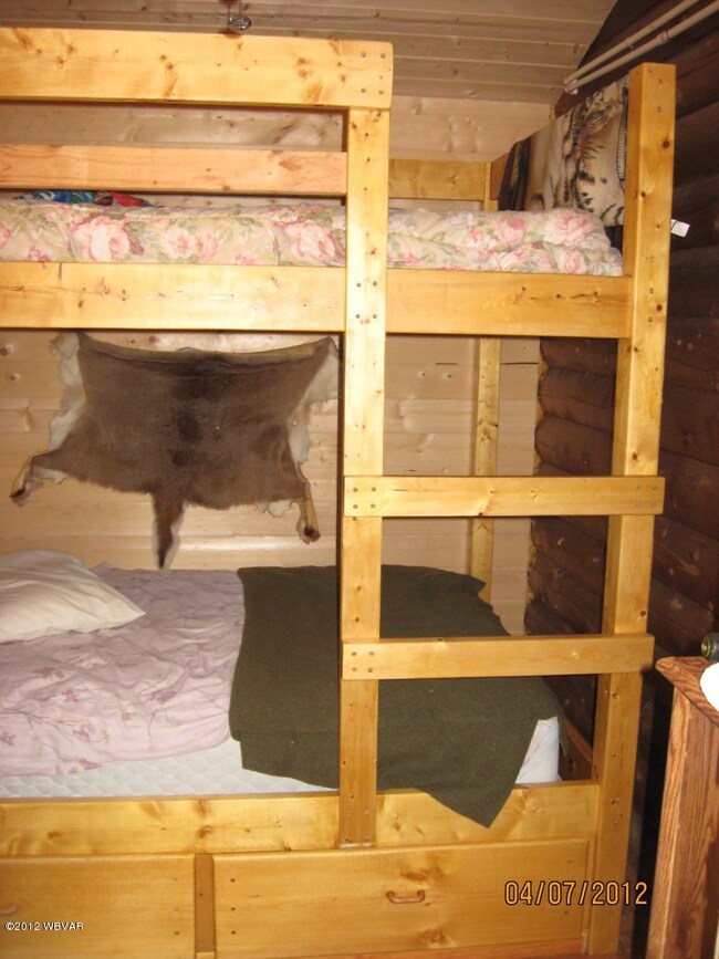 Bedroom/ built in bunk bed